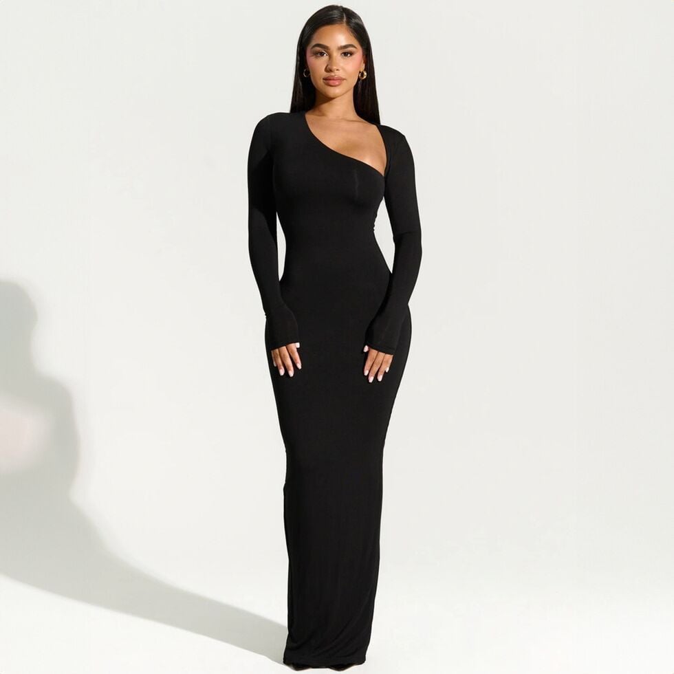 Robe ajustée à manches longues et col en diagonale