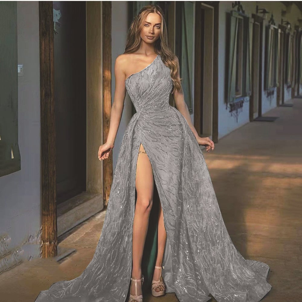 Robe de cocktail longue fendue à l'épaule en diagonale